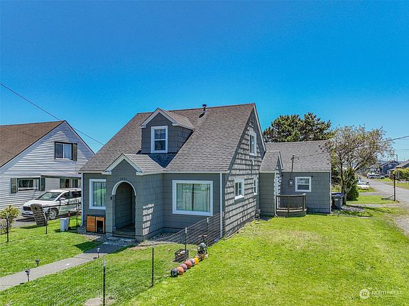 2nd image of 1421 Bay Avenue