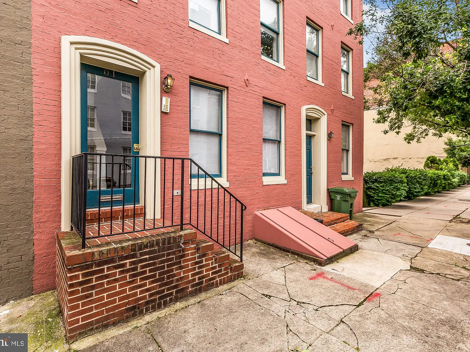 3 bed, 2.0 bath, 1300 sqft, $2,000 — Photo 4