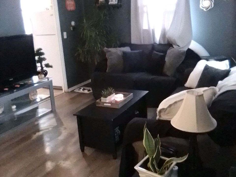 2nd image of 525 Loretta St