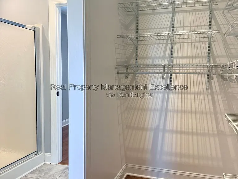 305 Holly Thorn Trce — Photo 36