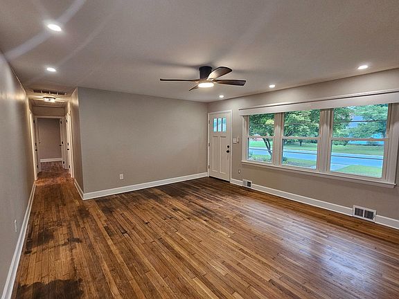 4th image of 122 Hall Dr