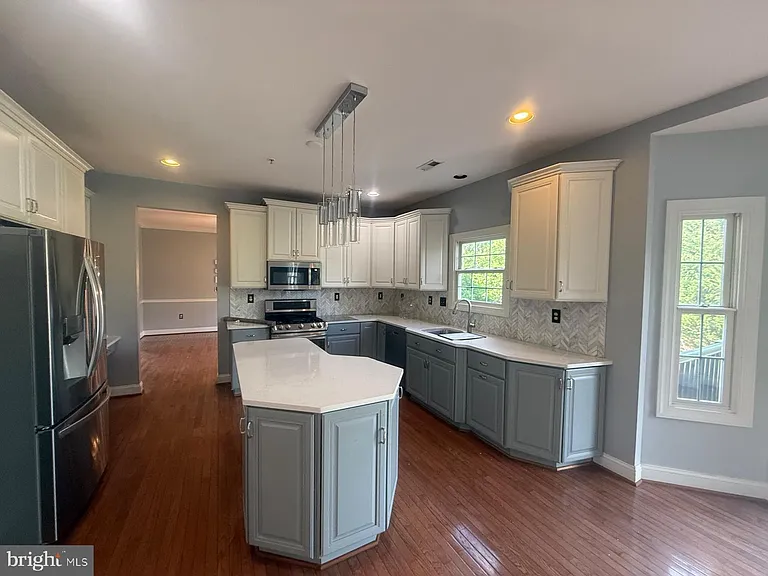 714 Marcus Cir — Photo 2