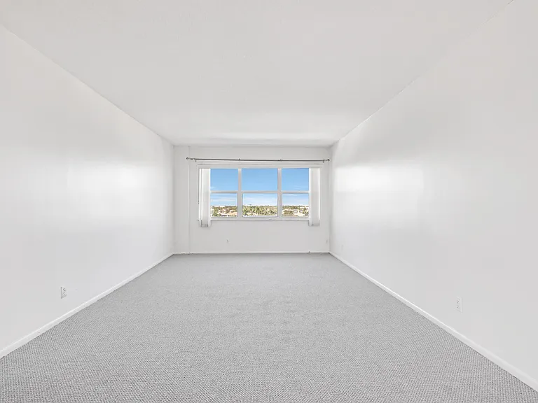 2555 NE 11th St #804 — Photo 4