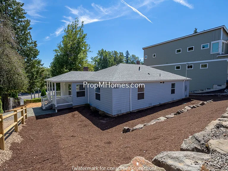 12566 SE 27th Ave — Photo 2