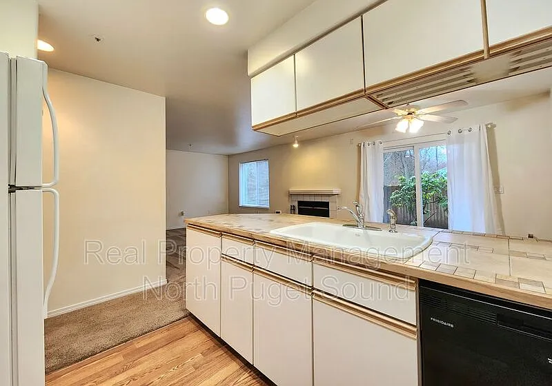 Building Photo - 9727 18th Ave W #B103