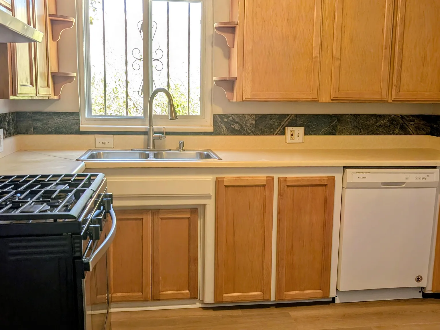 3 bed, 1070 sqft, $1,900 — Photo 4