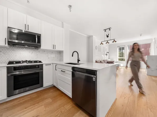119 W 22nd St #417, North Vancouver, BC V7M 0B4