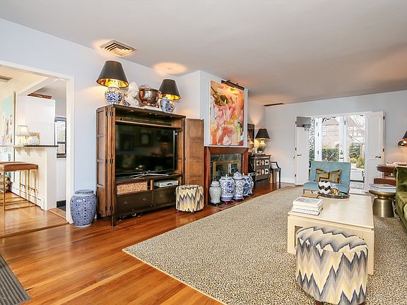 4th image of 47 Woodbine Ave