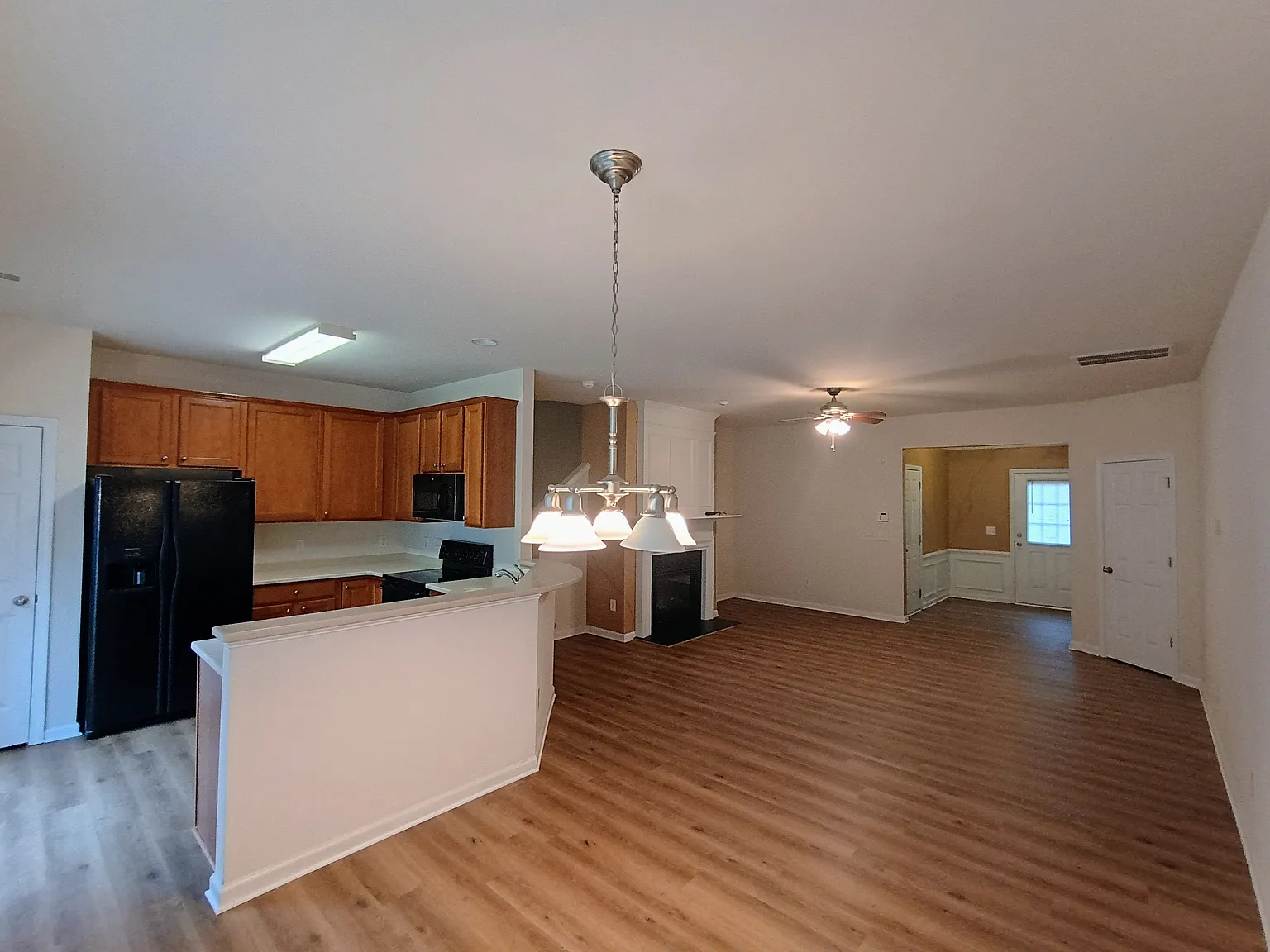 3 bed, 2.5 bath, 1564 sqft, $1,850 — Photo 2