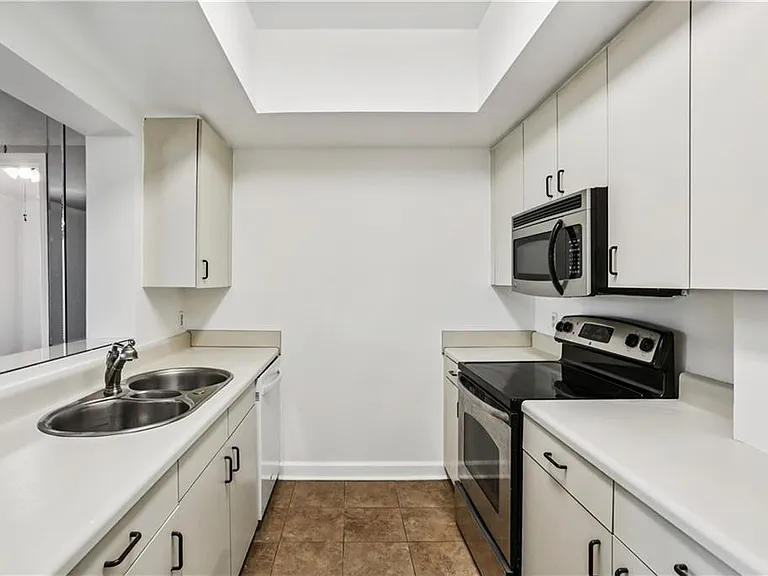 2161 Peachtree Rd NE #205 — Photo 6