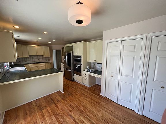 5th image of 174 N Pacific Ave