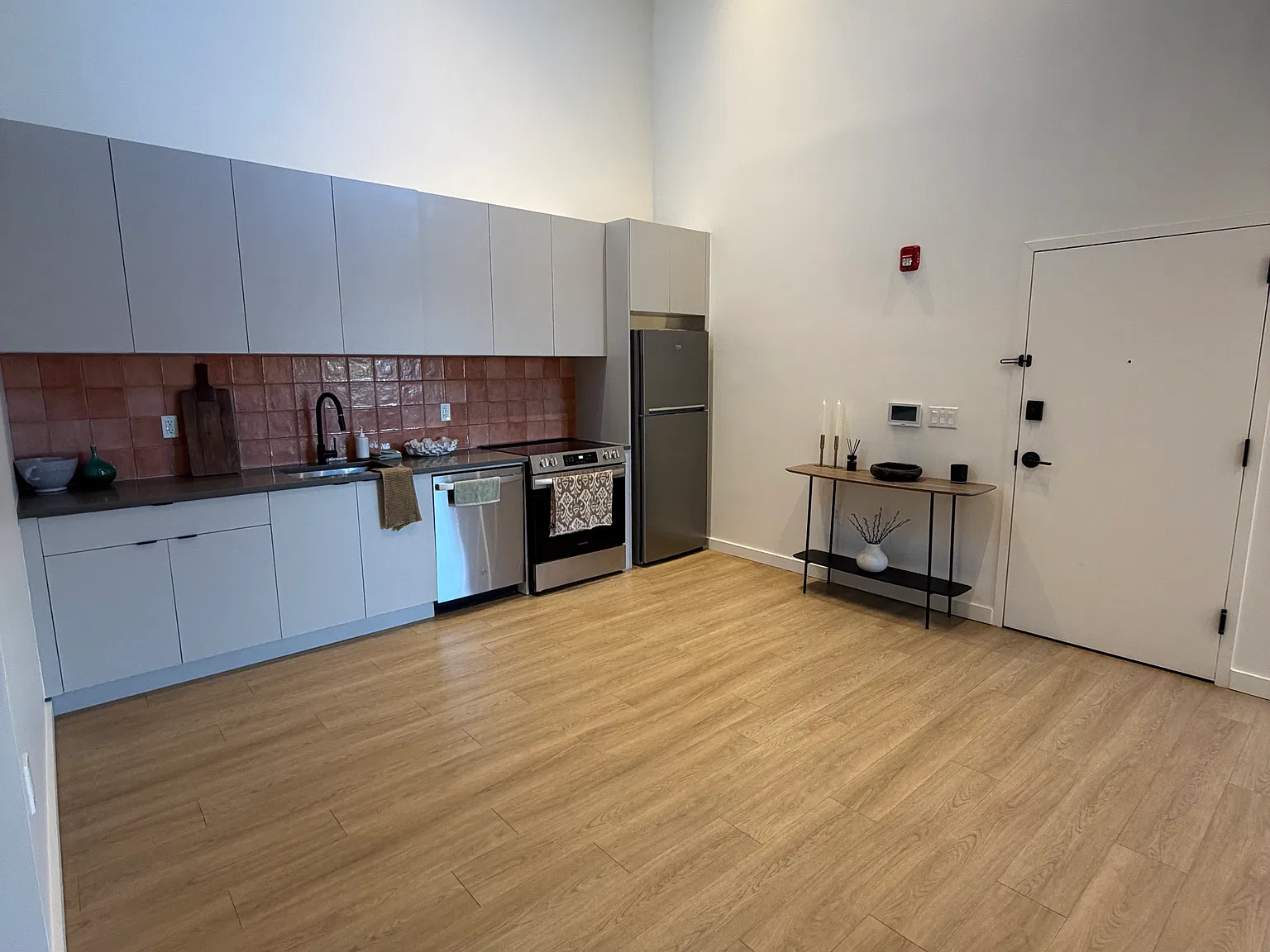 2 bed, 900 sqft, $4,900 — Photo 2