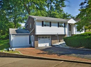 10 Chaucer Dr, Pittsburgh, PA 15235