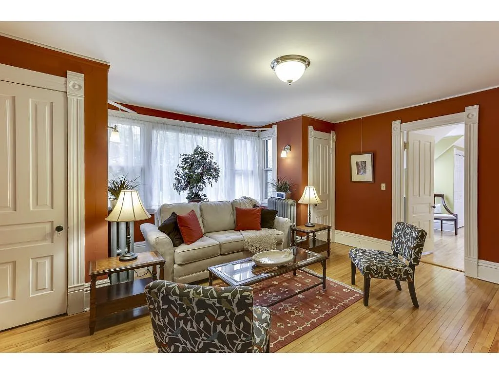 Living room with south facing windows - 1601 Dupont Ave N #2
