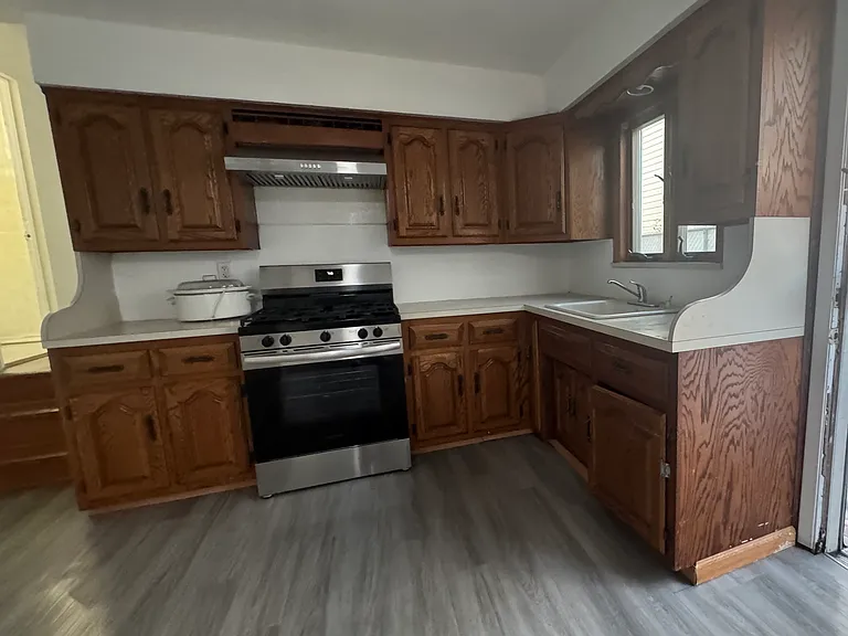 27 Laredo Ave #1F — Photo 1