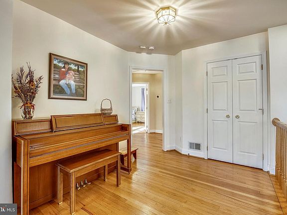 5th image of 10224 Parkwood Dr