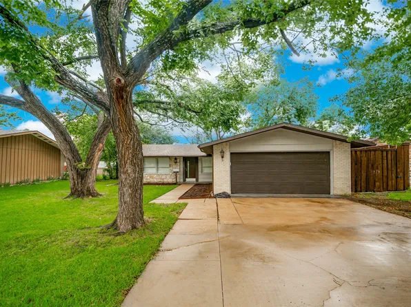 2305 Briarwood Ln, Carrollton, TX 75006