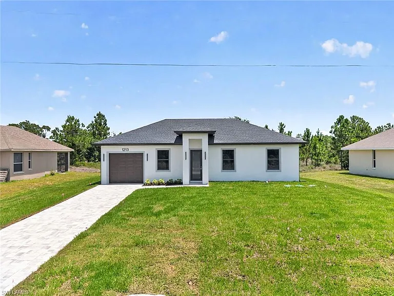 1213 Dodwin St E — Photo 1