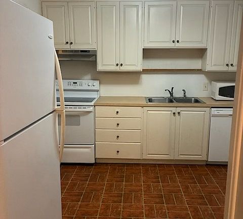 Nice kitchen with dishwasher, small microwave