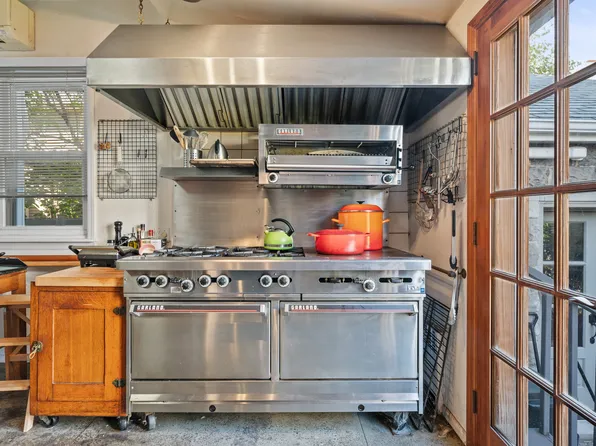 51 Dekoven Court image 9 of 31