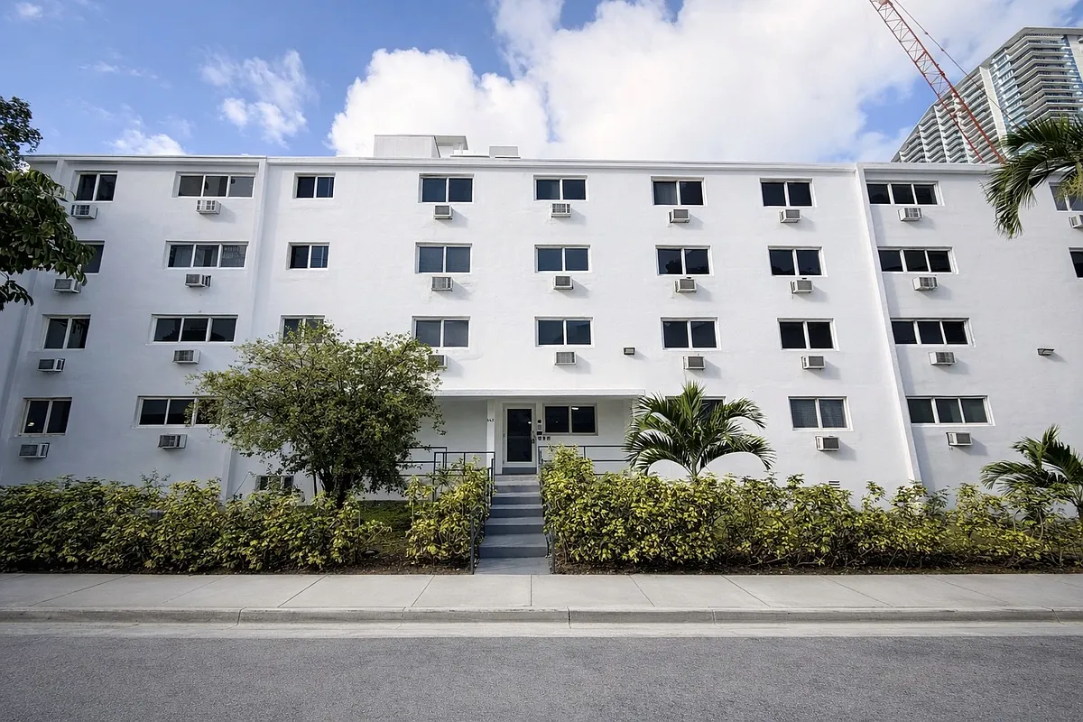 Building Photo - 132 SW 9th St #109