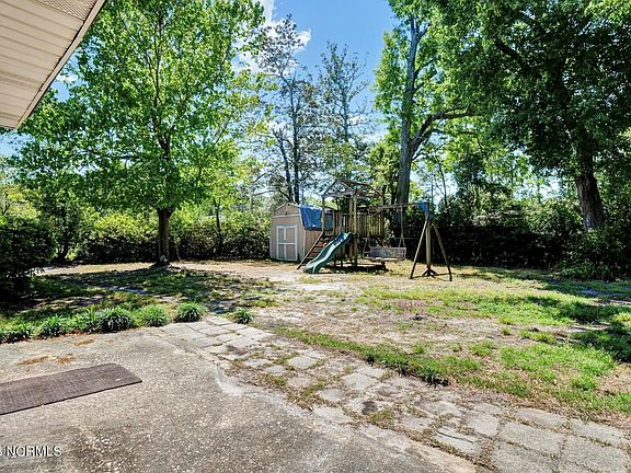 3rd image of 2220 Camellia Dr