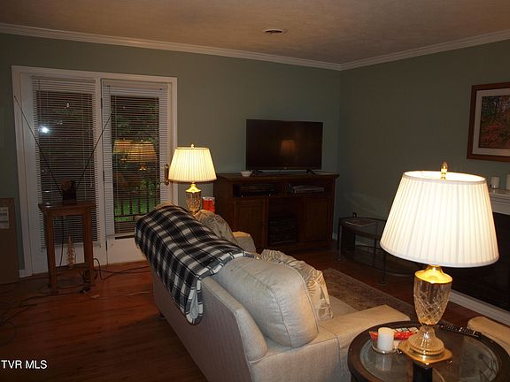 3rd image of 822 Wayne Ave