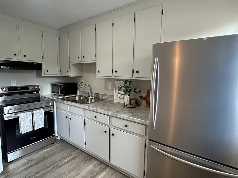 Kitchen - Brand new stainless steel appliances
