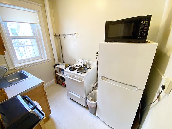 5th image of 221 Kelton St APT 19