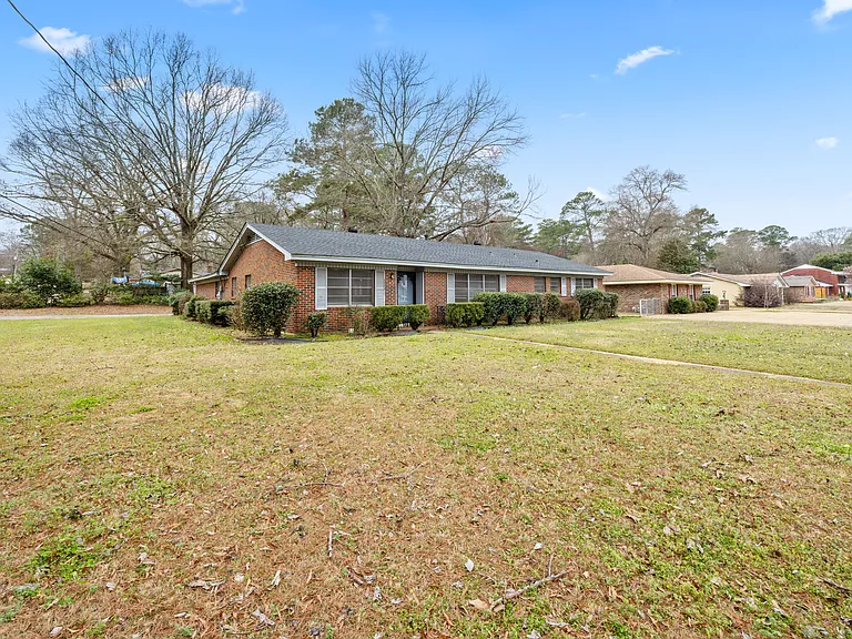 3932 Meredith Dr — Photo 3