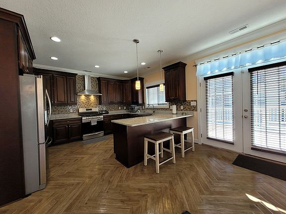 4th image of 525 W Ocean View Ave