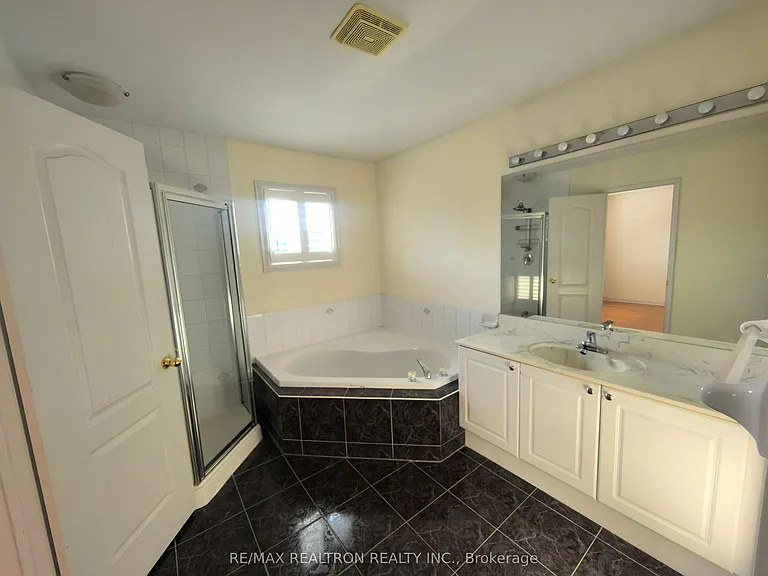 18 Nantucket Dr #MAIN 2ND FLOOR — Photo 26
