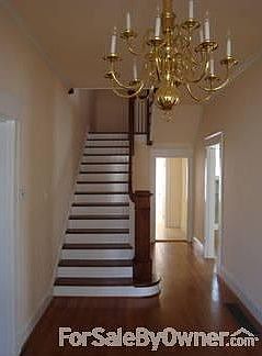 1st floor entryway : Elegant stairway to 2nd floor.
