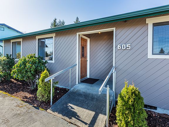 3rd image of 607 W Yelm Ave