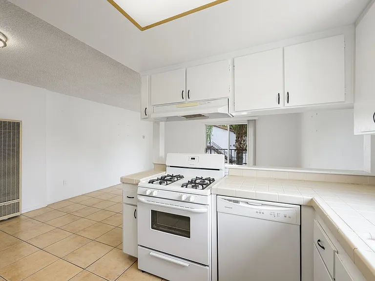 380 Plymouth Apartments — Photo 9