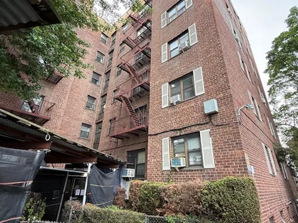 2821 Kings Highway image 1 of 18