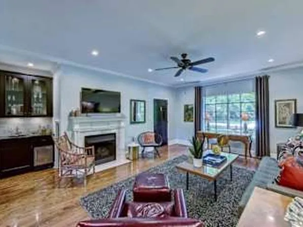 600 Hermitage Ct, Charlotte, NC 28207