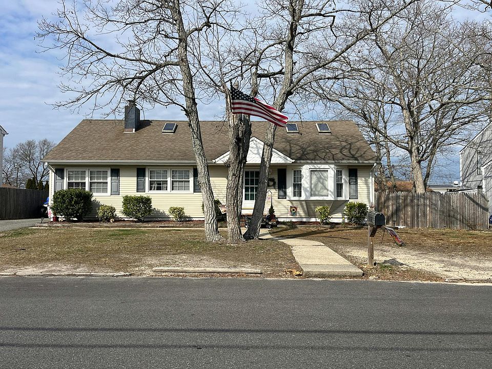 1st image of 832 Chelsea St
