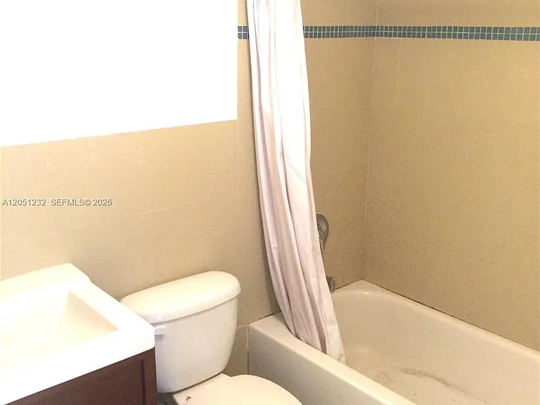 7025 Rue Granville #1 — Photo 9