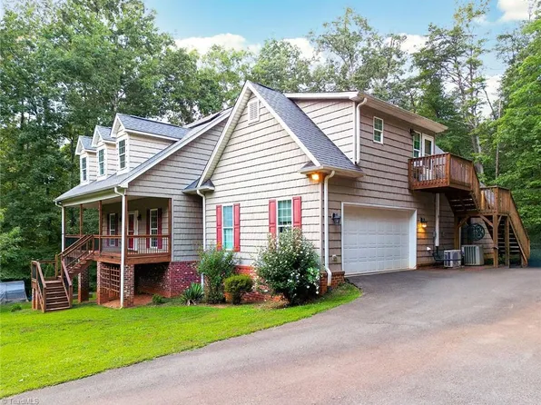 5853 Meadow Ln, Pfafftown, NC 27040