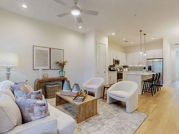 3rd image of 207 Ribbon Ln