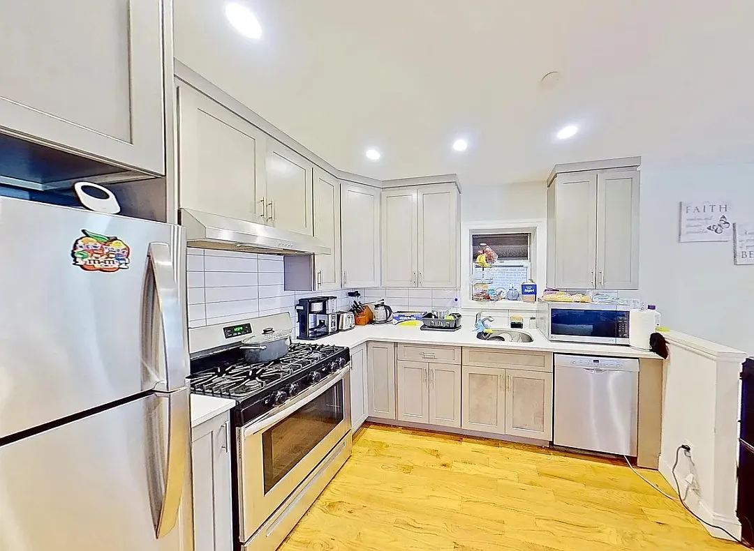 3 bed, 1200 sqft, $3,600 — Photo 2