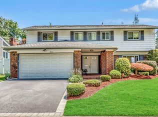 7 Randy Ln, Plainview, NY 11803