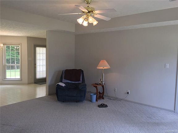3rd image of 833 Joan Ln