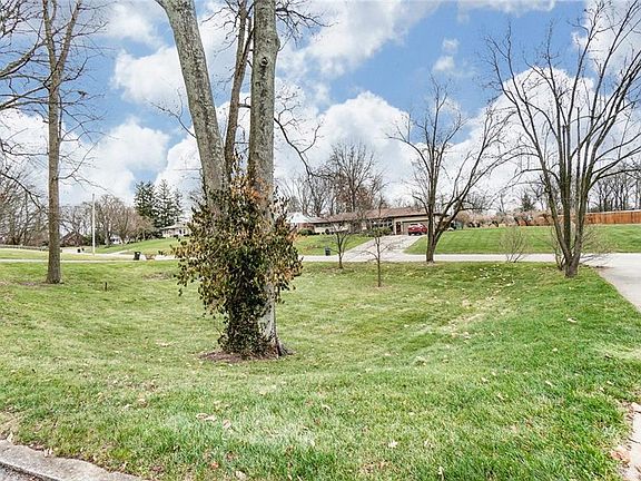 4th image of 2122 Oak Knoll Dr