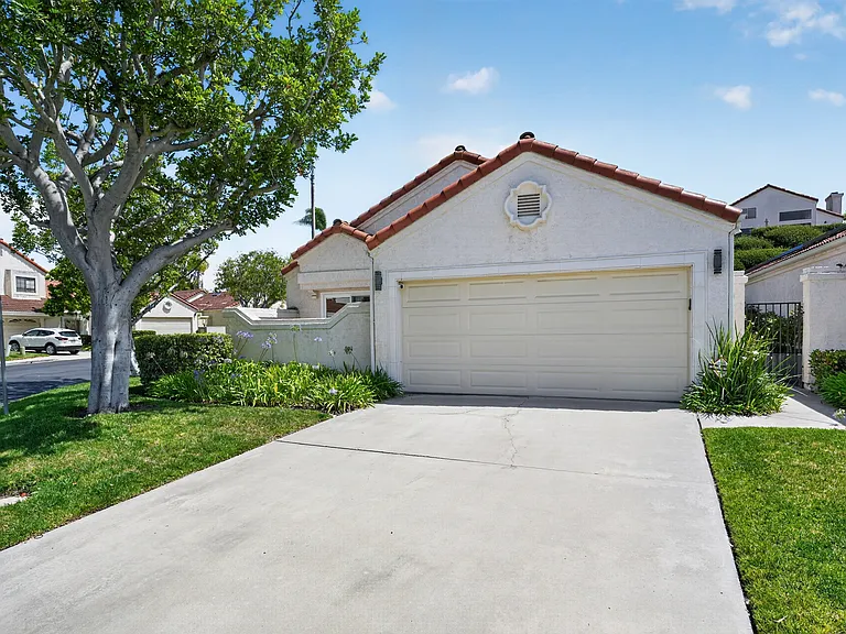 12137 Putting Green Row — Photo 40
