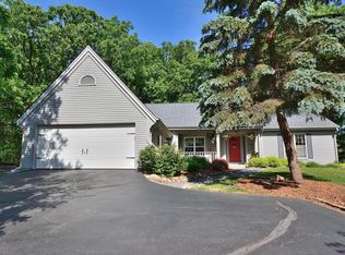 W310S2739 Wild Rose Ln, Waukesha, WI 53188