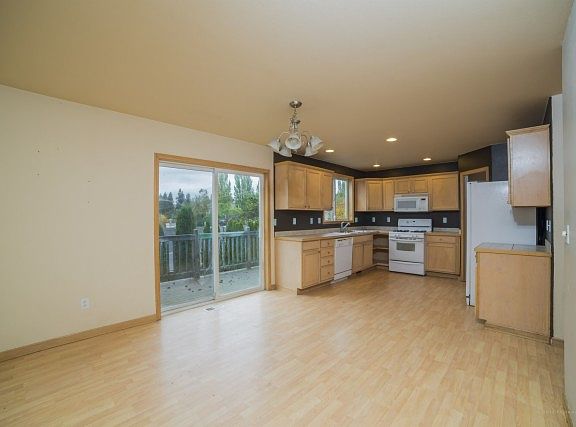 3rd image of 6621 49th Pl NE