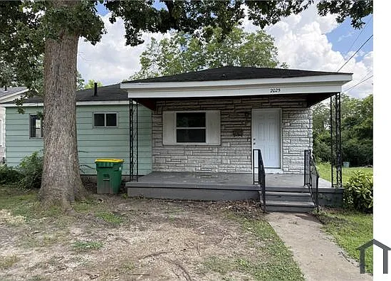 2025 Woodrow Dr — Photo 1