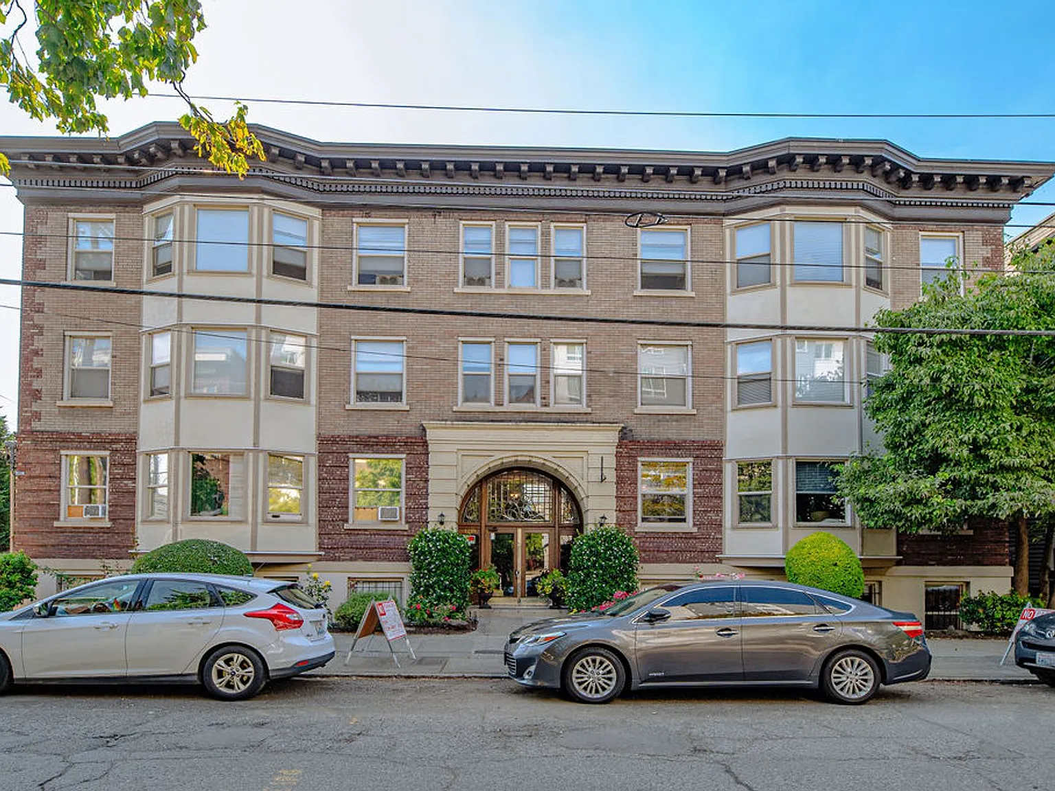 Rialto Court Apartments | MOVE-IN SPECIAL: ONE MONTH FREE RENT — Photo 2